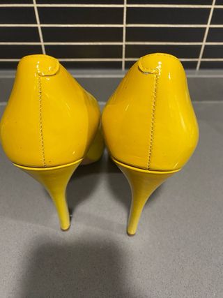 Zapatos de tacón Aldo amarillos. Talla 38
