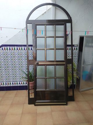 Portón de aluminio con cristal