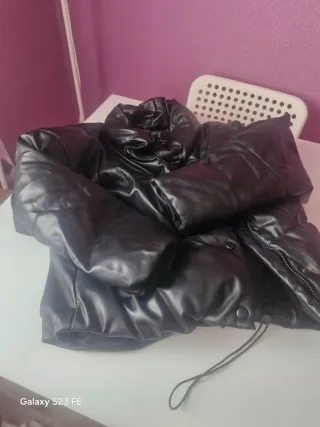Chaqueta acolchada efecto piel negra