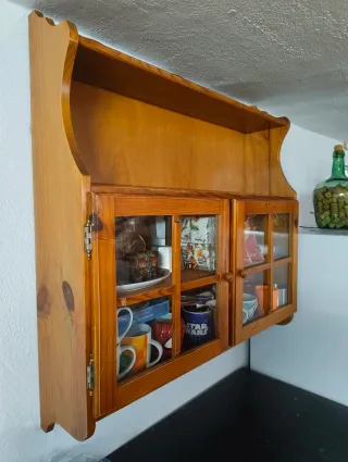 Alacena de madera y cristal