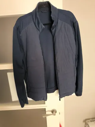 Chaqueta azul acolchada con cremallera