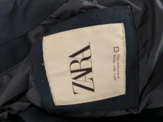 Chaqueta azul acolchada con cremallera