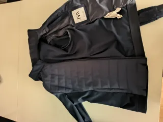 Chaqueta azul acolchada con cremallera