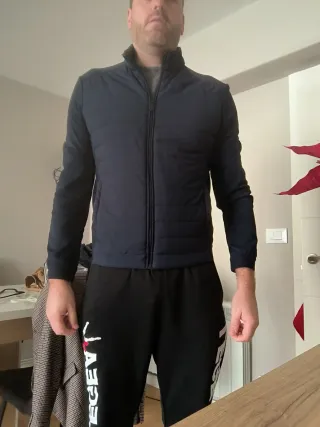 Chaqueta azul acolchada con cremallera