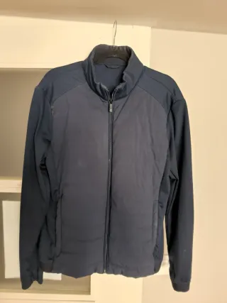 Chaqueta azul acolchada con cremallera