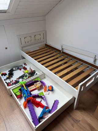 Cama infantil Ikea blanca con 2 cajoneras ruedas
