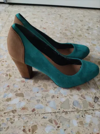 Zapatos de tacón verdes y marrones