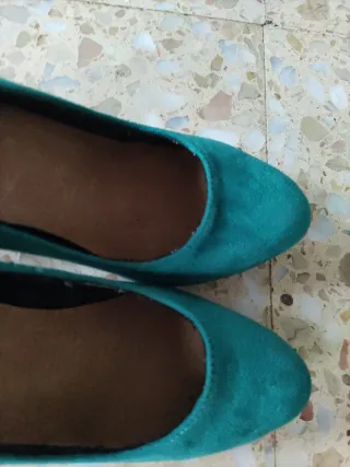 Zapatos de tacón verdes y marrones