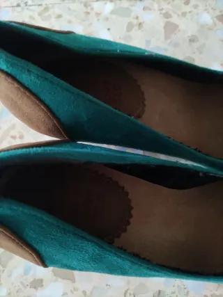 Zapatos de tacón verdes y marrones
