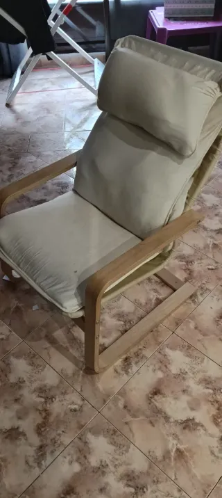 Sillón cómodo tela y madera