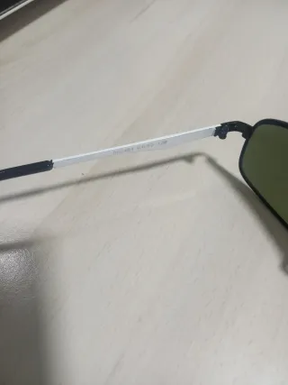 Gafas de sol Ray-Ban niño negro.