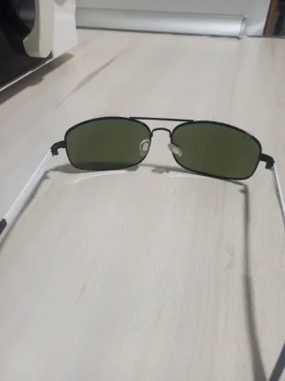 Gafas de sol Ray-Ban niño negro.