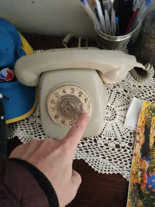 Teléfono antiguo retro beige/gris