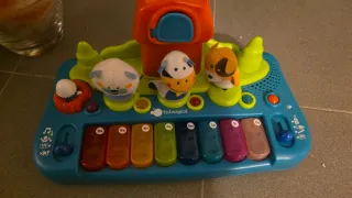 Piano de juguete con figuras
