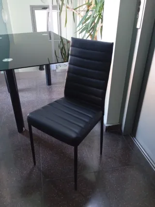 Mesa de cristal negra + 4 sillas + mesa auxiliar