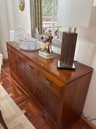 Aparador de madera maciza. 1100 eur
