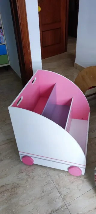 Librería infantil rosa y lila