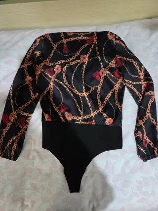 Body elegante nero con motivo catene