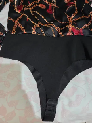 Body elegante nero con motivo catene