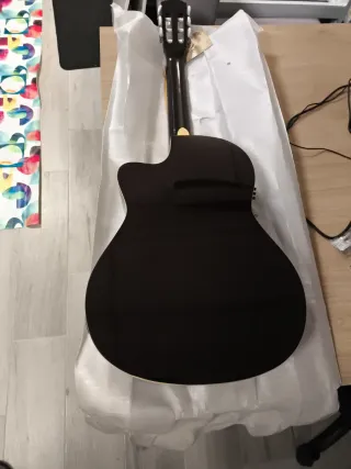 Guitarra española amplificada cutaway