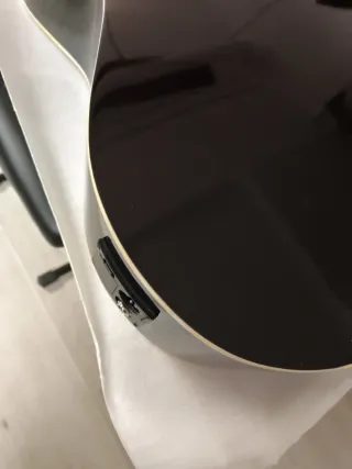 Guitarra española amplificada cutaway