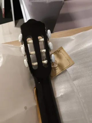Guitarra española amplificada cutaway