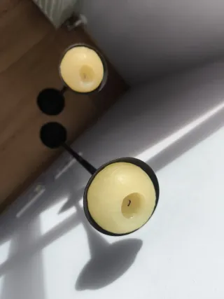 Candelabros negros de metal y cristal