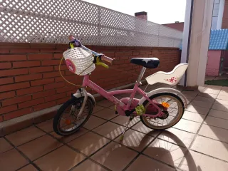 Bicicleta infantil rosa con cesta