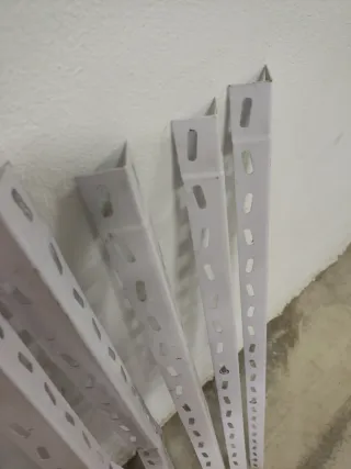 12 BARRAS DE ESTANTERÍA METÁLICA