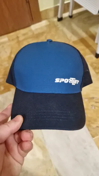 Berretto blu con visiera