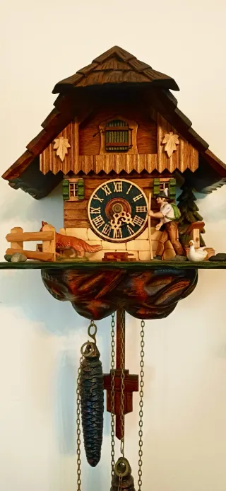 Orologio a cucù in legno intagliato