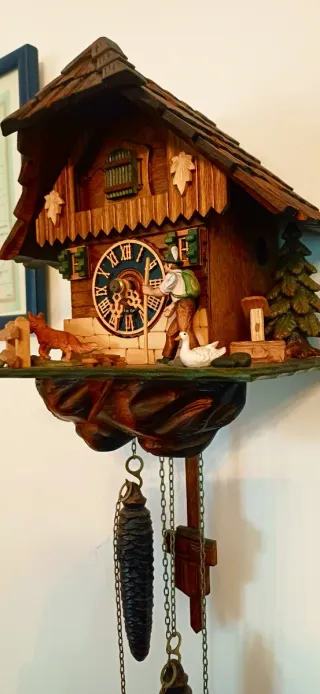 Orologio a cucù in legno intagliato