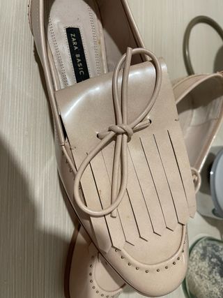 Zapatos de tacón y deportiva