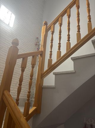 Barandilla de madera para escaleras