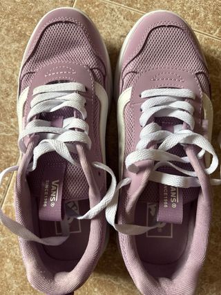 Zapatillas Vans moradas y blanco. Núm. 38.