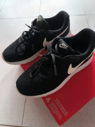 Zapatillas Nike Mujer Negras y Blancas