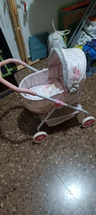 Carro de muñecas rosa