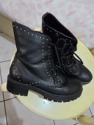 Anfibi neri in vera pelle con borchie