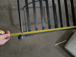 Banco de forja negro con cojín blanco