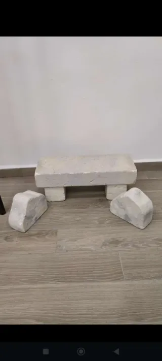 Banco y 3 piedras decorativas