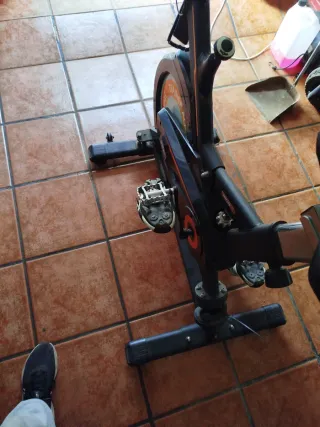 Bicicleta de Spinning Negra y Naranja