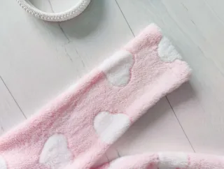 Pelele polar bebé con corazones