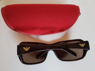 Funda y gafas Armani rojas