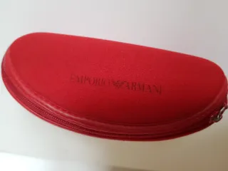 Funda y gafas Armani rojas