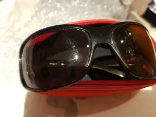 Funda y gafas Armani rojas