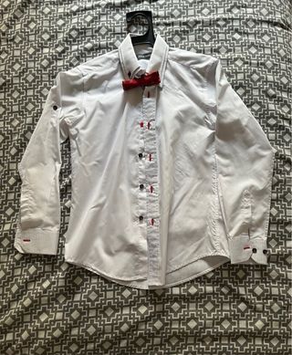 Traje de niño azul con pajarita roja