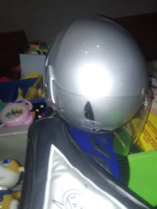 Casco media cabeza con pantallao de moto plateado