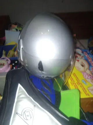 Casco media cabeza con pantallao de moto plateado