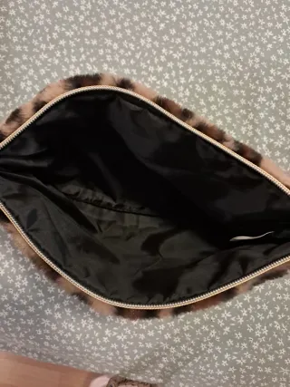 Bolso mano y monedero animal print pelo