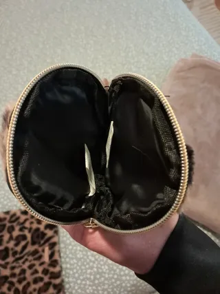 Bolso mano y monedero animal print pelo